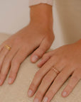 Anello fedina made in italy oro rosa ghirigori indossato
