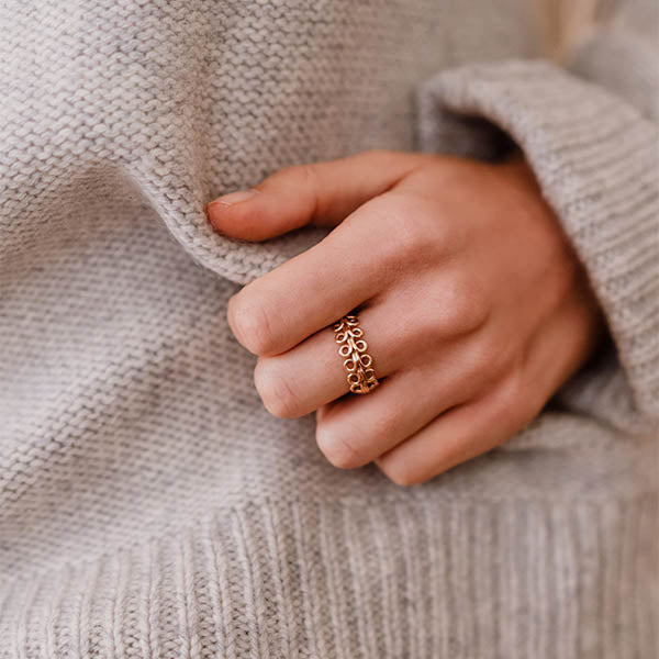 Anello fedina made in italy oro rosa ghirigori indossato