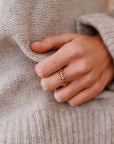 Anello fedina made in italy oro rosa ghirigori indossato