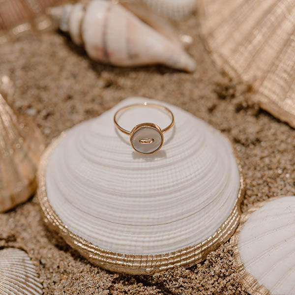 anello oro giallo bottoncino madreperla bianca made in italy