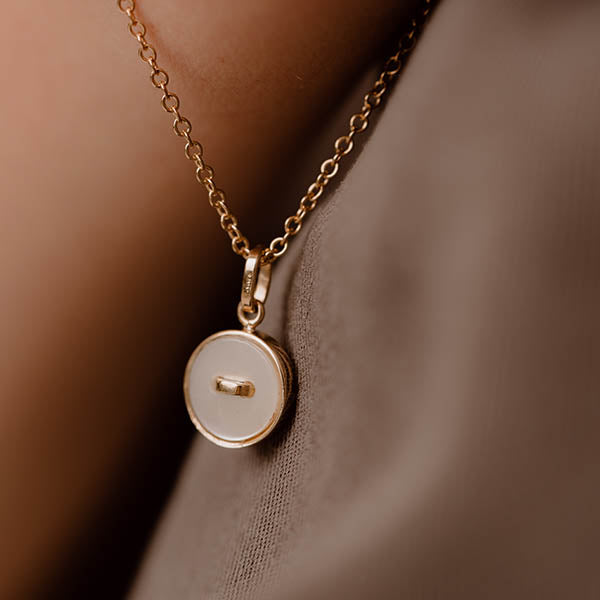 bracciale catenina oro giallo piccolo ciondolo bottoncino madreperla bianca made in italy