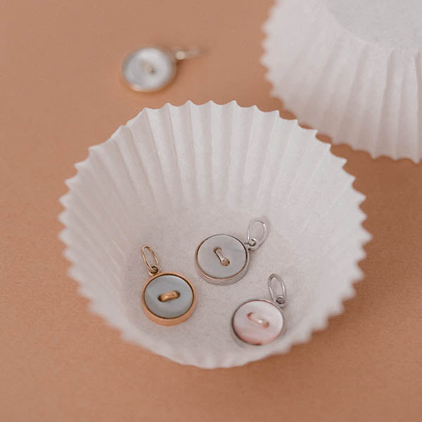 piccoli ciondoli oro giallo argento bottoncini madreperla bianca azzurra rosa made in italy