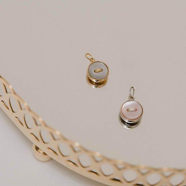 piccoli ciondoli oro giallo argento bottoncini madreperla bianca azzurra made in italy