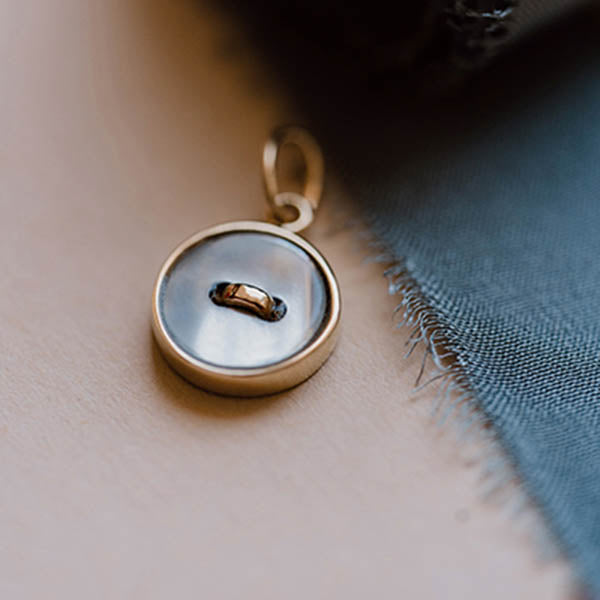 piccolo ciondolo oro giallo bottoncino madreperla azzurra made in italy