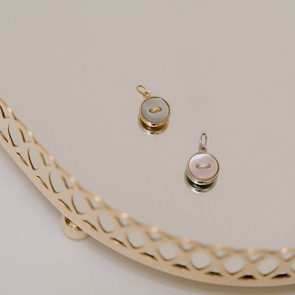 piccoli ciondoli oro giallo argento bottoncini madreperla azzurra rosa made in italy