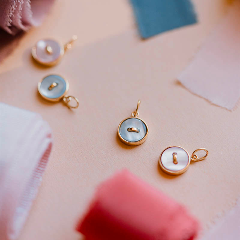 piccoli ciondoli oro giallo bottoncini madreperla azzurra rosa made in italy