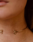 collana girocollo sottile aperta davanti oro giallo ghirigori made in italy