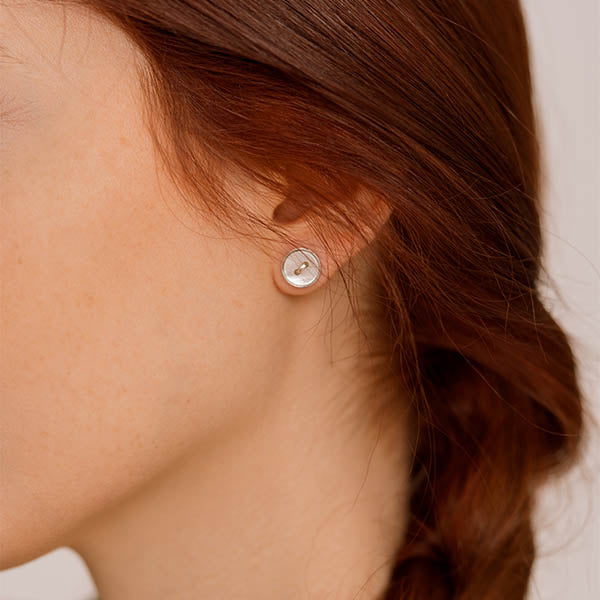 piccoli orecchini lobo argento bottoncini madreperla bianca