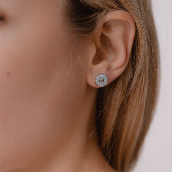 piccoli orecchini lobo argento bottoncini madreperla bianca made in italy