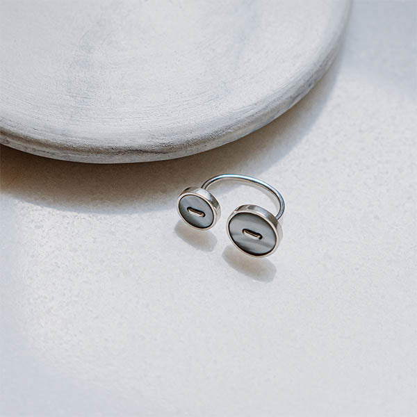 anello argento aperto due piccole madreperle bianche fatto a mano italia