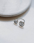 anello argento aperto due piccole madreperle bianche fatto a mano italia