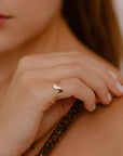 ragazza indossa anello oro giallo onde fatto a mano italia