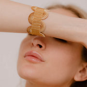 ragazza indossa bracciale argento nastro passamaneria onde giallo oro made in italy