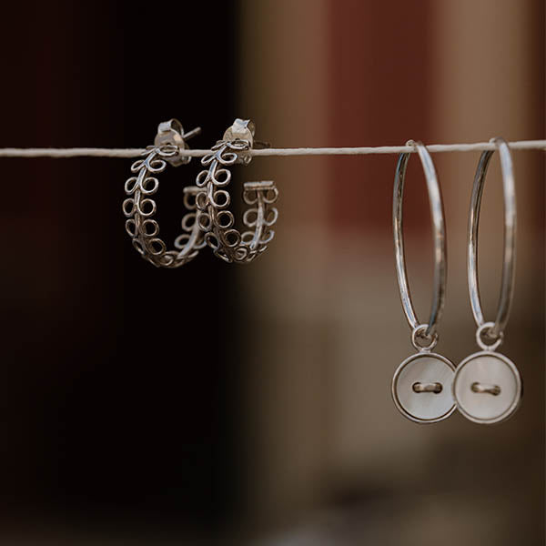 orecchini argento piccoli cerchi ghirigori cerchi con bottoncini madreperla made in italy