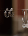 orecchini argento piccoli cerchi ghirigori cerchi con bottoncini madreperla made in italy